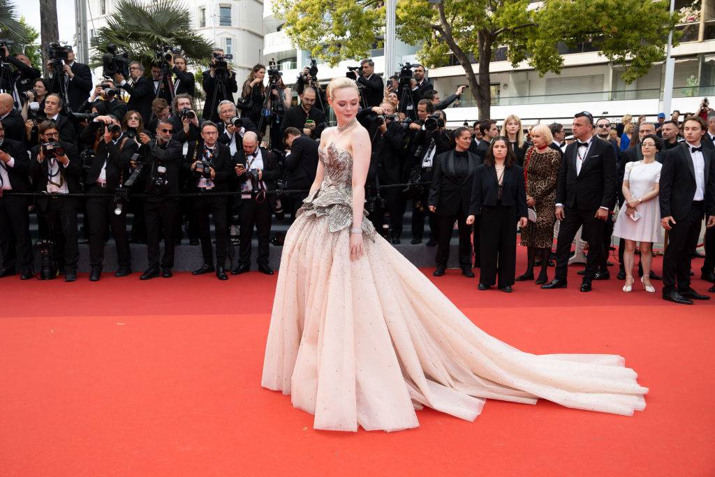 6elle-fanning-mcqueen-cartirGettyImages-1490889729_2