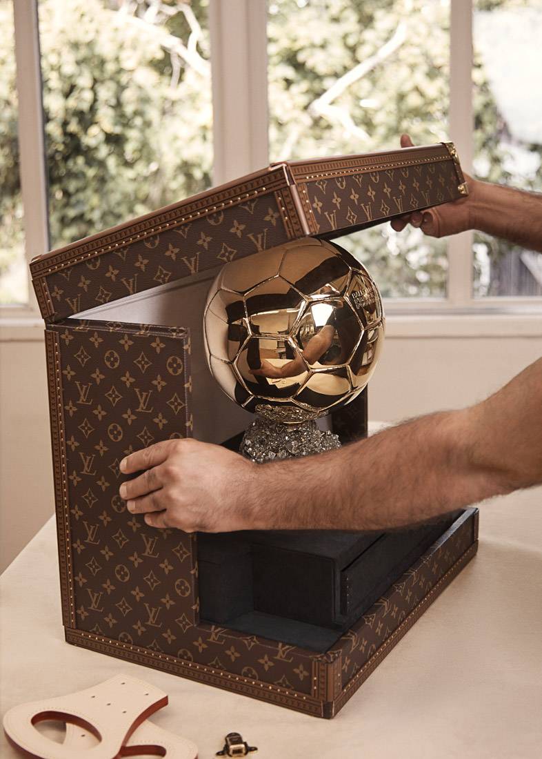 Les malles des trophées du Ballon d'or France Football 2023 par Louis Vuitton.