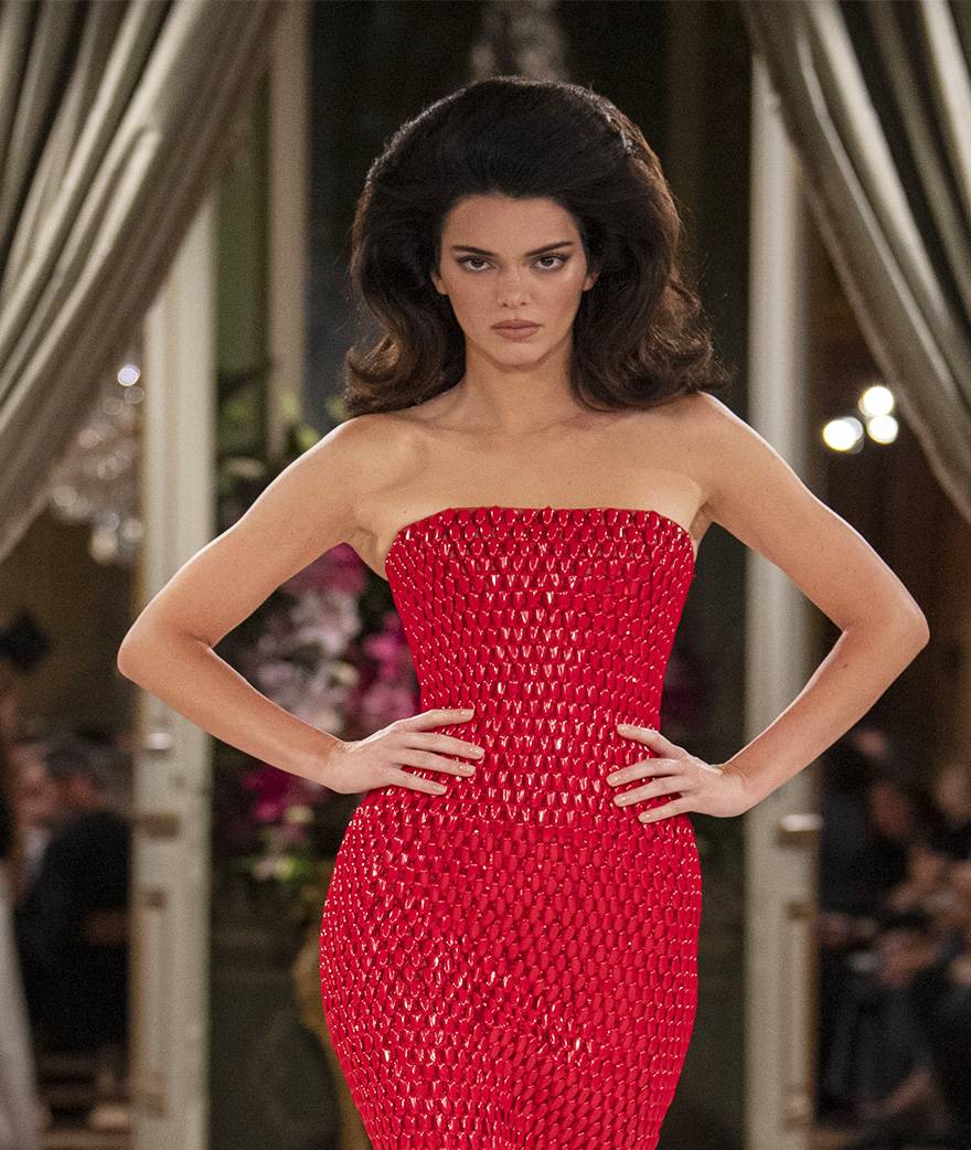 Kendall Jenner incendiaire au défilé Schiaparelli printemps-été 2024