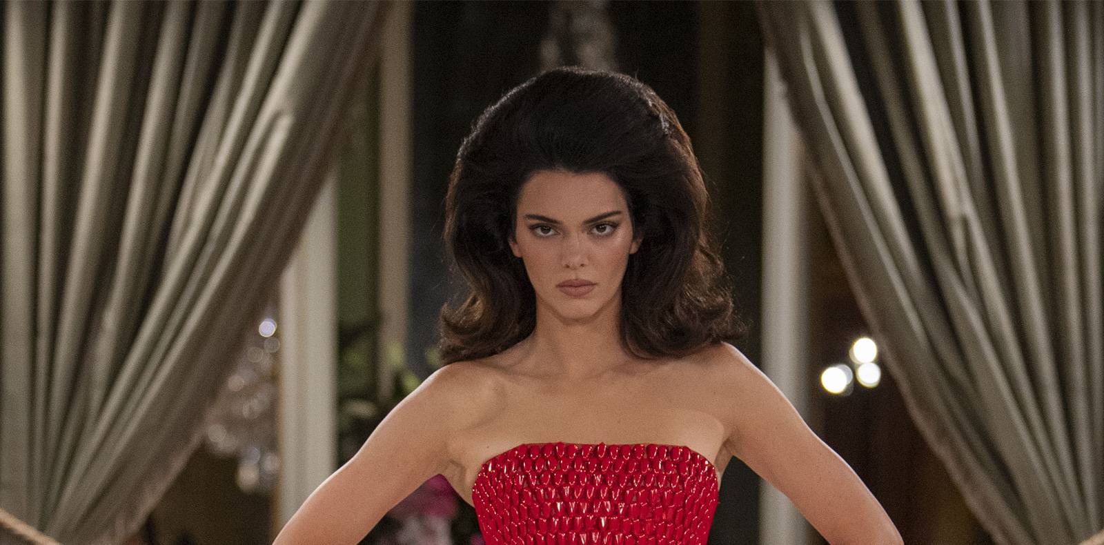 Kendall Jenner incendiaire au défilé Schiaparelli printemps-été 2024