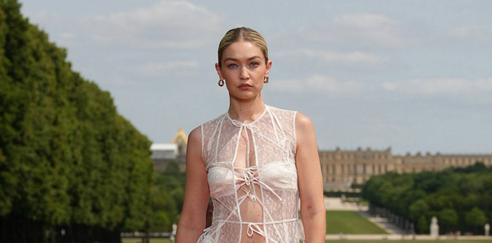 gigi-hadid-jacquemus-defile-versailles-2