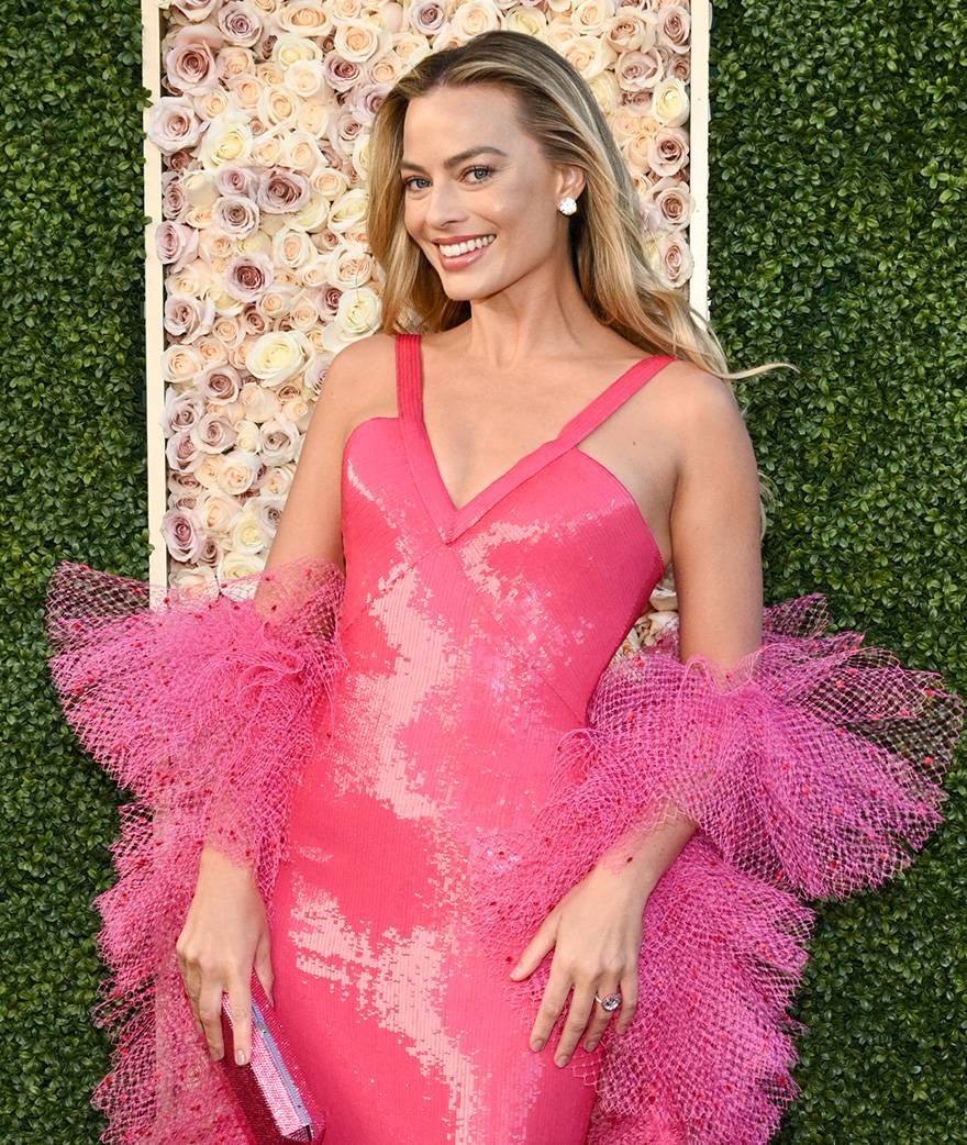 Margot Robbie, star looks, red carpet, golden globes 2024