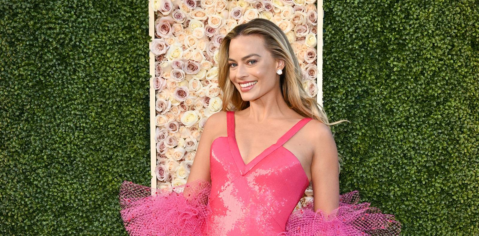 Margot Robbie, star looks, red carpet, golden globes 2024