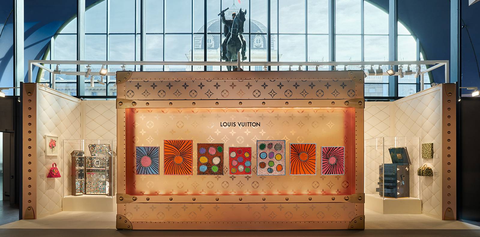 Paris+ : des sacs rares Louis Vuitton exposés à la foire d'art contemporain 