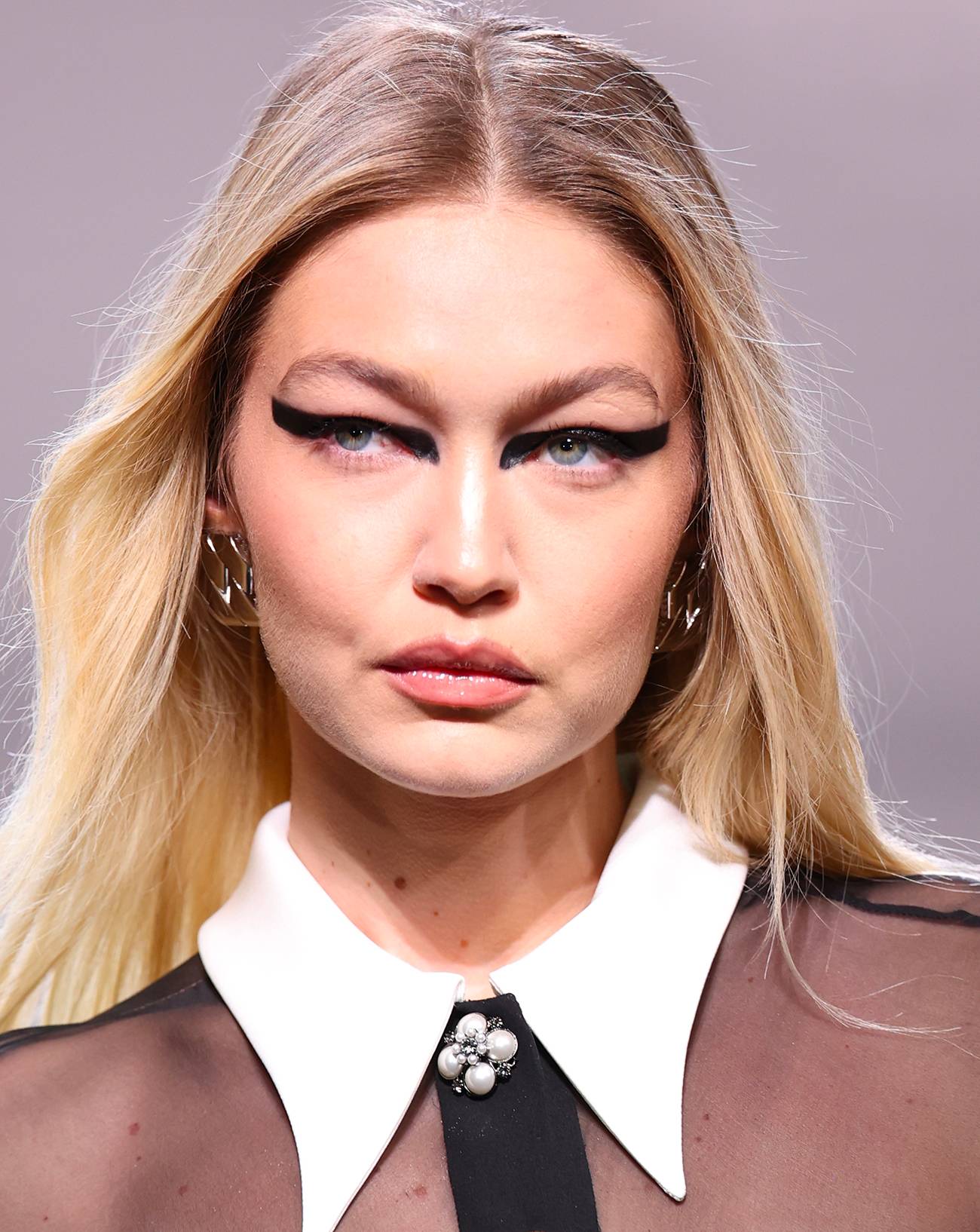 Défilé Versace automne-hiver 2024-2025, Pat Mcgrath, maquillage makeup, punk