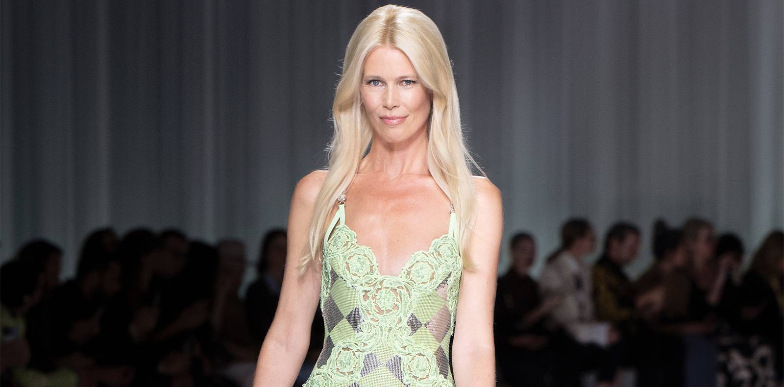 Défilé, Versace, printemps-été 2024, Claudia Schiffer