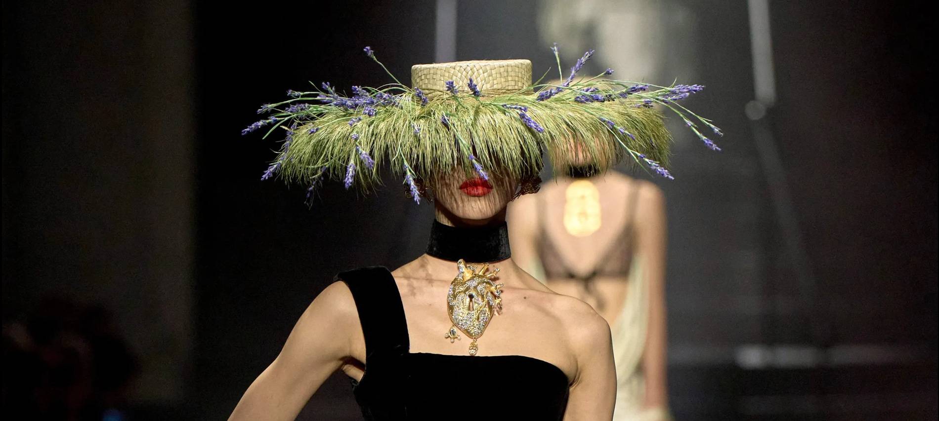 stephen-jones-chapeau-schiaparelli-couture