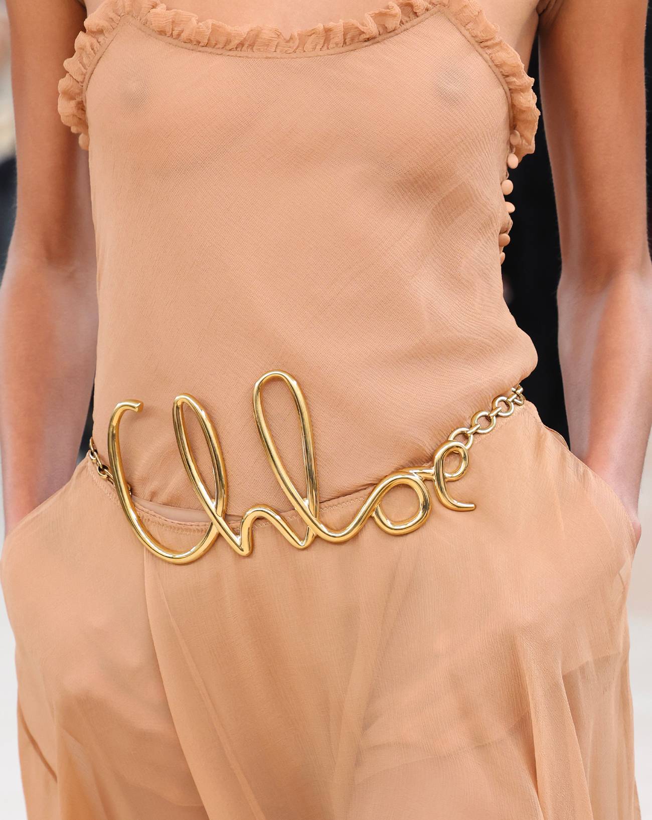 Défilé Chloé, ceinture logo, automne-hiver 2024-2025, Fashion Week, Paris