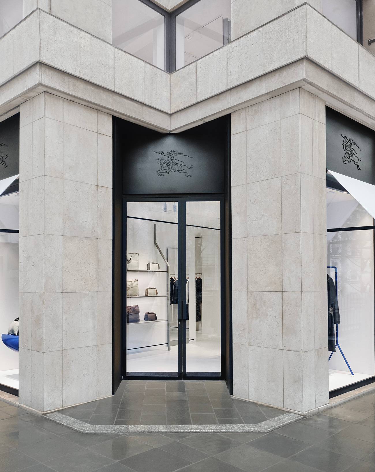 Boutiques mode, Burberry, Avenue Montaigne, Shopper tendances, Paris