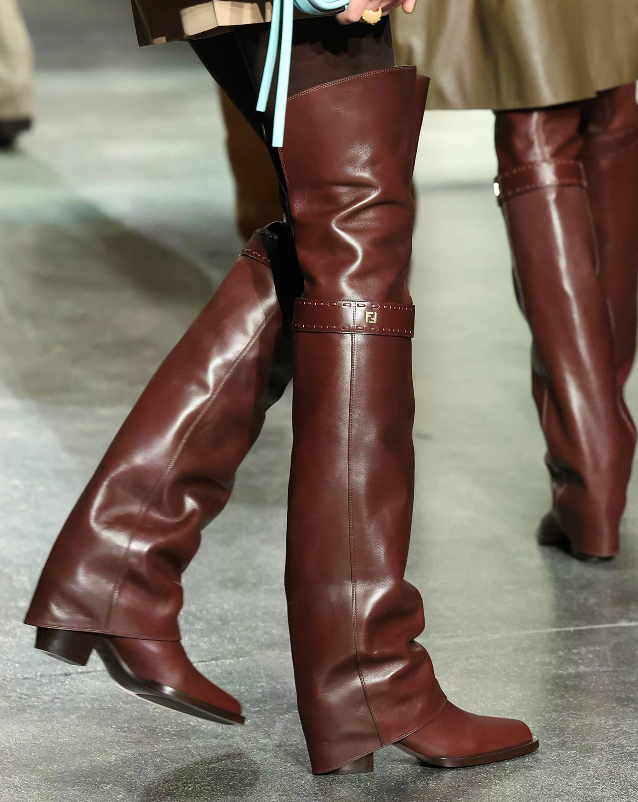 Défilé Fendi automne-hiver 2024-2025, Accessoires, Bottes hautes, cuissardes, jupes transparentes